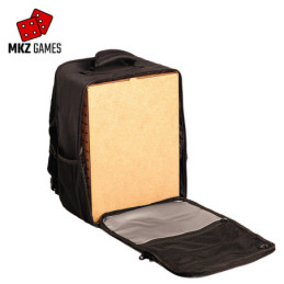 Mochila de transporte llena de miniaturas con puerta de madera